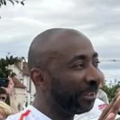 Lionel Baguissi lors du relais de la flamme olympique à Chartres en 2024